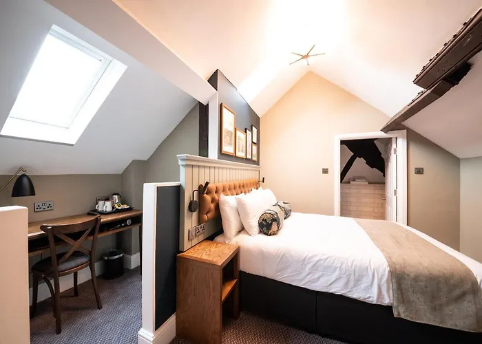 Explore the Best Castleton Hotels for a Quintessential Derbyshire Stay